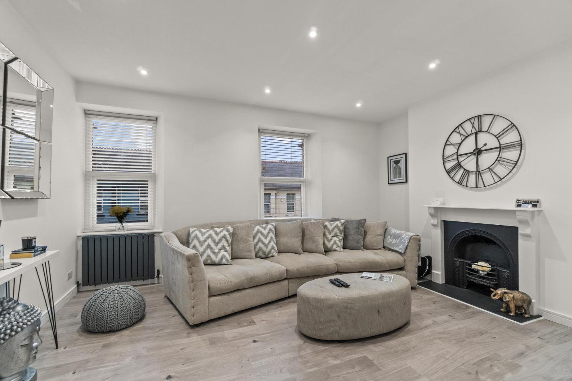 The Grenville - Stunning Spacious - Sleeps 4 Apartment *